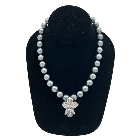 Shakira Caine Gray Faux Pearl Floral Necklace With Matching Clip-on Earrings - Picture 3 of 6